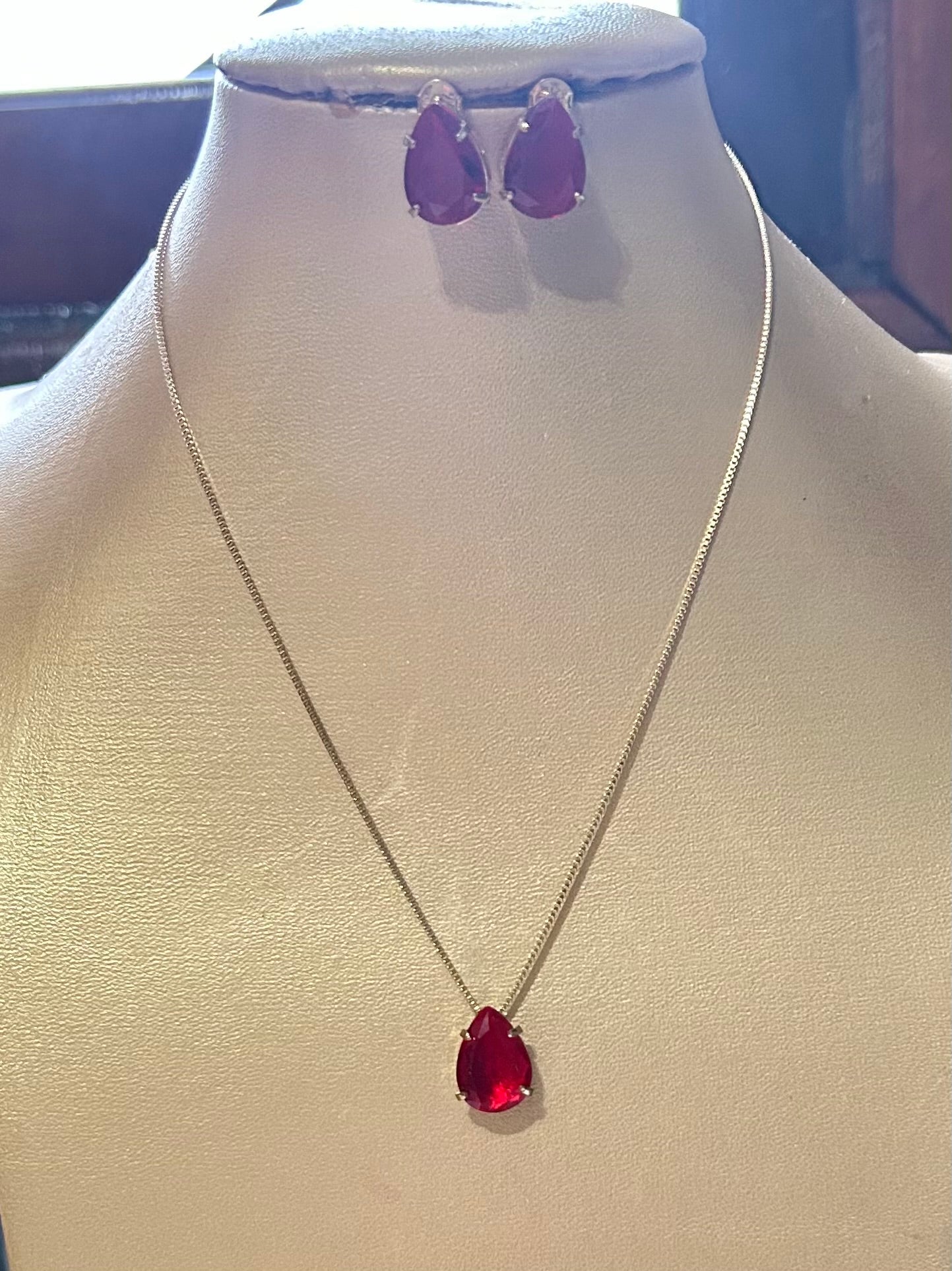 Conjunto pedra zircônia vermelha