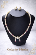 Colar em perolas com detalhe rose