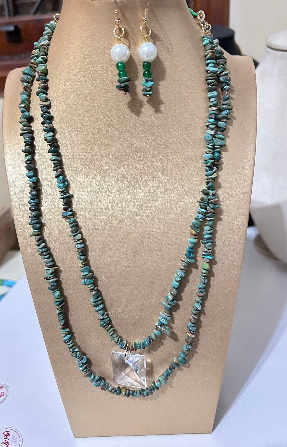 Pedras cascalhos verde com pingente de cristal