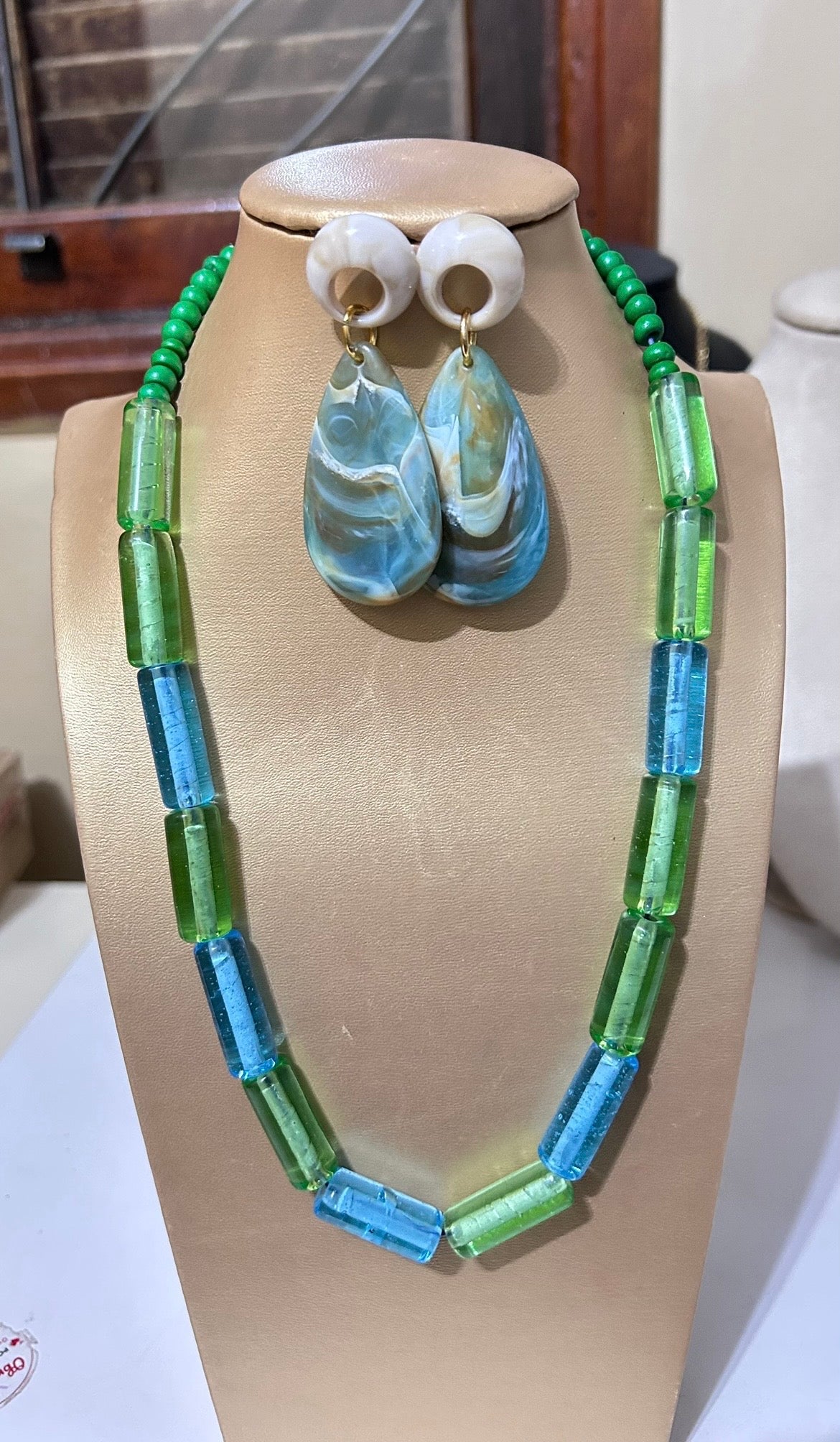 Colar de pedras de vidro verde orquídea
