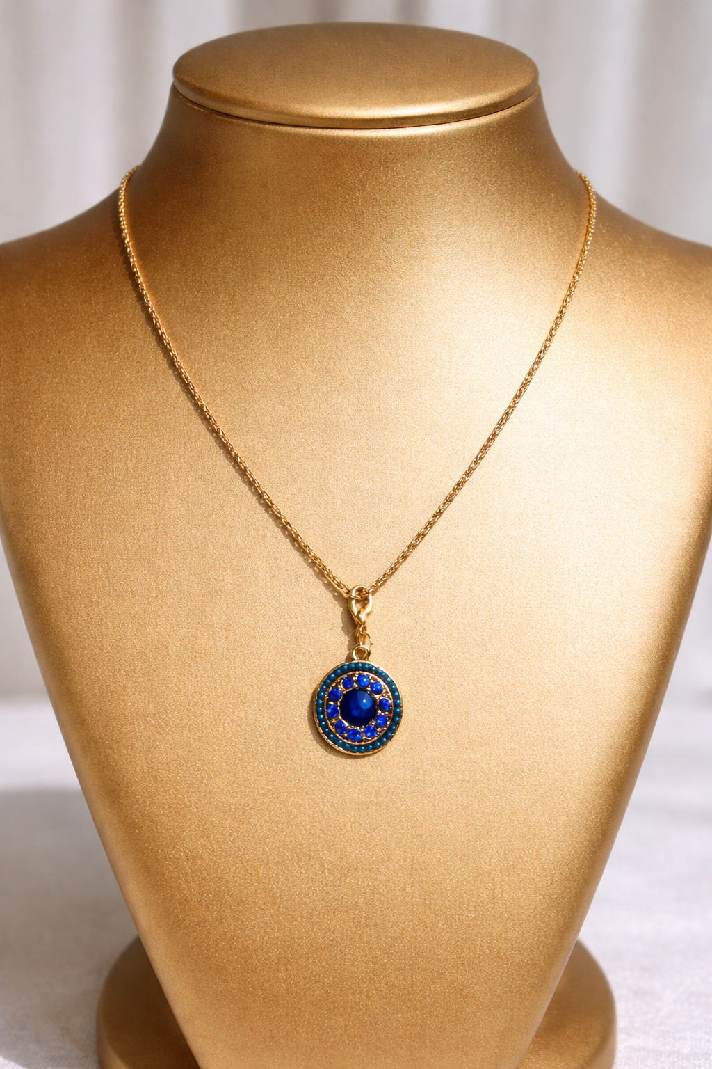 dourada com mandala azul